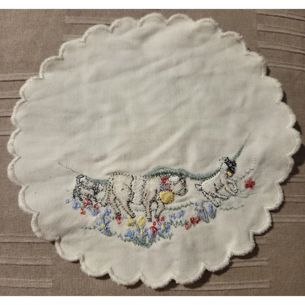 Vintage Embroidered Doily Scalloped Edges Farm Theme 7.5